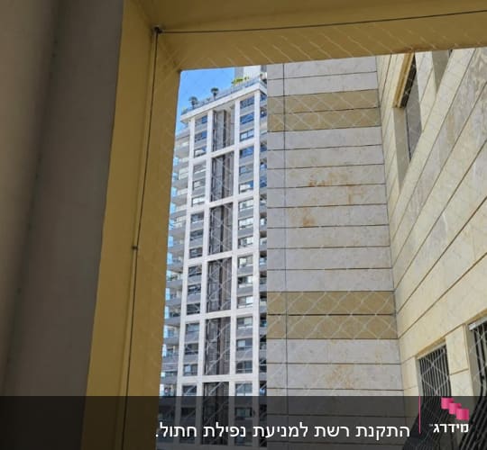 רשת למניעת כניסת יונים על חלון בניין